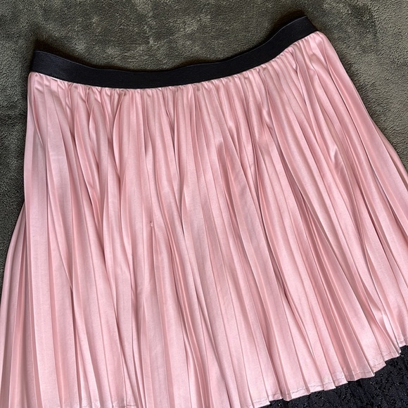 Pleated Color-block & Lace Skirt - Picture 4 of 9